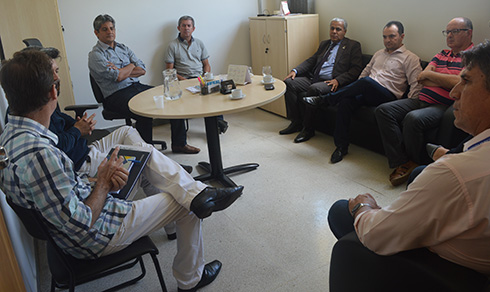 Reunião na sala da Direção-Geral do Câmpus